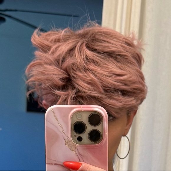 Pink short wig - Picture 3 of 3